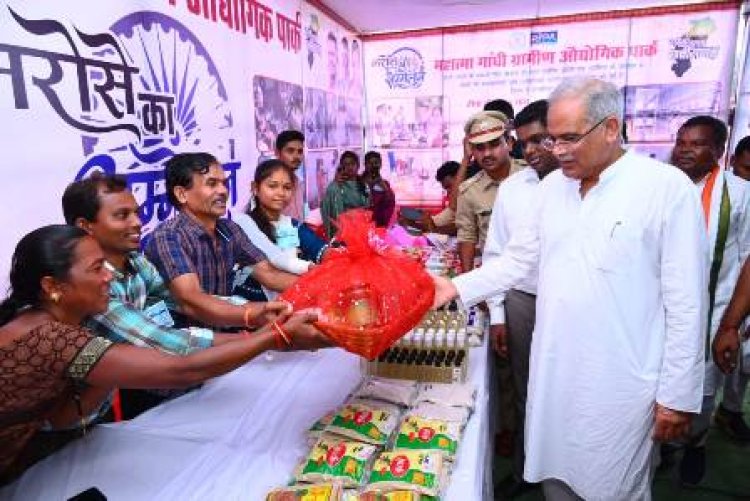 मुख्यमंत्री भूपेश बघेल ने विभागीय स्टॉल का किया निरीक्षण