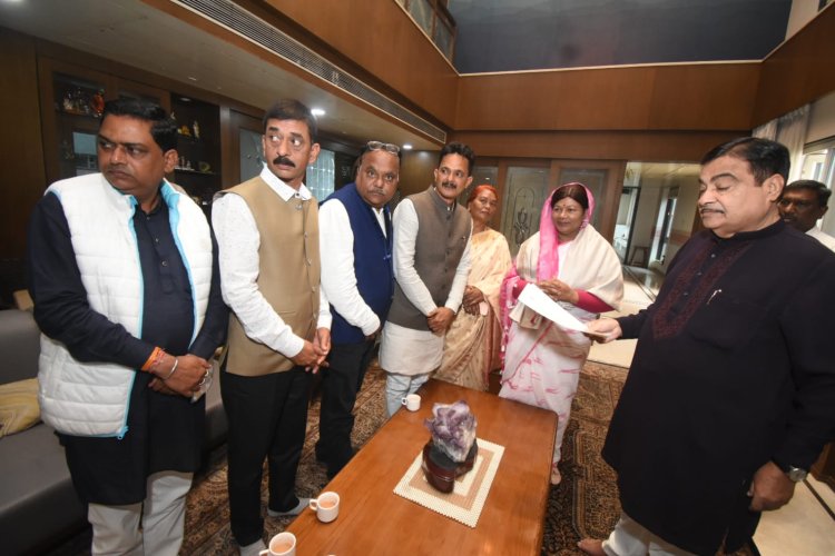 केबिनेट मंत्री श्रीमती संपतिया उइके ने केंद्रीय मंत्री नितिन गडकरी के समक्ष रखी क्षेत्र के समग्र विकास की मांग