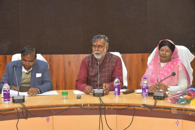 पारदर्शिता के साथ जिम्मेदारियों को स्वीकार करें - प्रहलाद पटेल