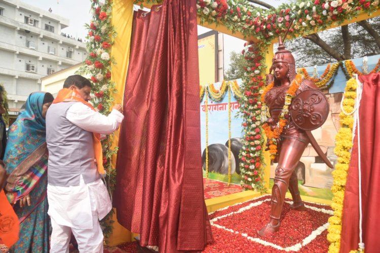 आरडी कॉलेज परिसर में मुख्यमंत्री डॉ. यादव ने किया वीरांगना रानी दुर्गावती की प्रतिमा का अनावरण