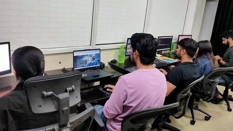 राजनीति में अब प्रोफेशनलिज्म: मोबाइल ऐप से कार्यकर्ताओं पर नजर रख रहे नेता