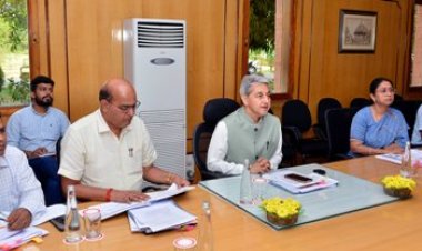 आंगनबाड़ी केन्द्रों पर पेयजल, बिजली एवं स्वास्थ्य पर दें विशेष ध्यान: मुख्य सचिव