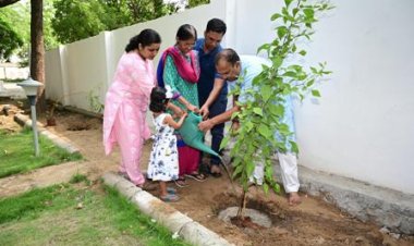 स्पीकर देवनानी ने तीन पीढियों ने एक साथ मां के नाम पौधा लगाया