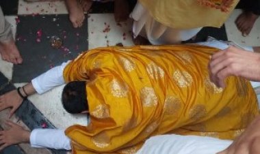 दंडवत हुए पंडित प्रदीप मिश्रा, बरसाना में नाक रगड़कर मांगी माफी