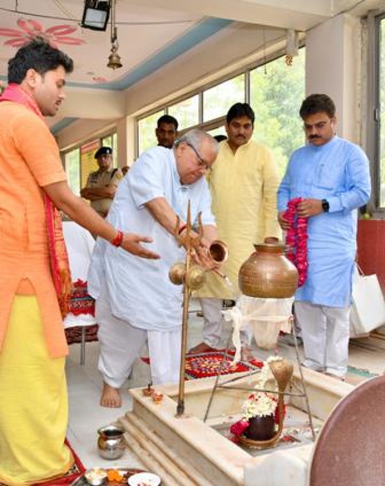 राज्यपाल ने लक्ष्मीनारायण मंदिर में पूजा अर्चना कर राष्ट्र की खुशहाली और समृद्धि के लिए कामना की