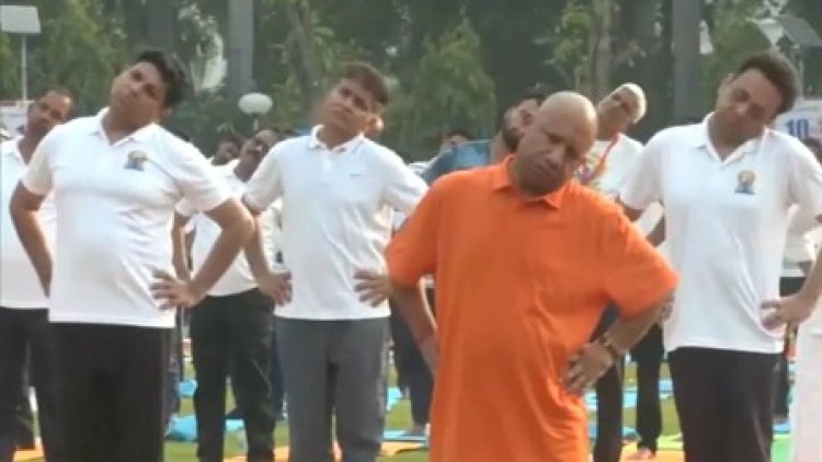 CM योगी ने राज्यपाल आनंदी बेन के साथ किया योग
