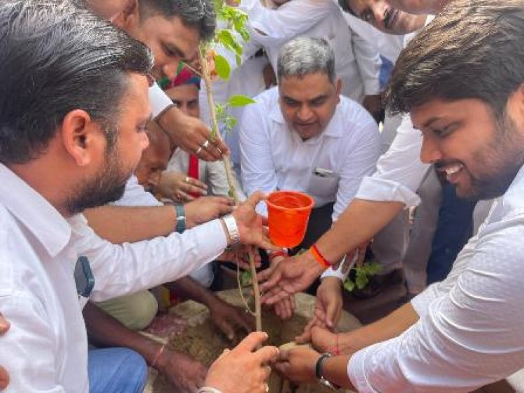 सहकारिता मंत्री गौतम कुमार दक ने नाकोड़ा तीर्थ का दर्शन कर किया वृक्षारोपण