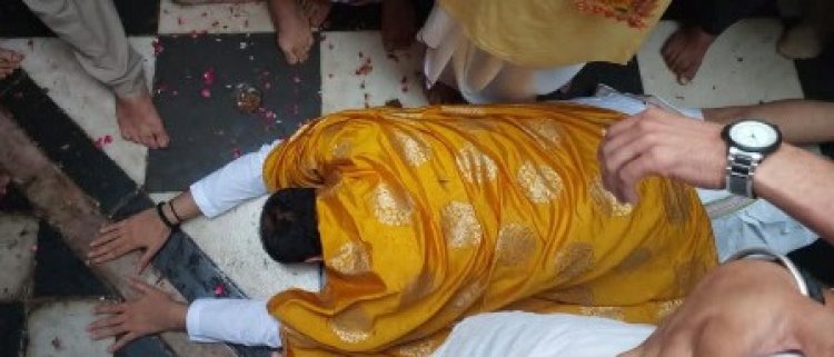 दंडवत हुए पंडित प्रदीप मिश्रा, बरसाना में नाक रगड़कर मांगी माफी