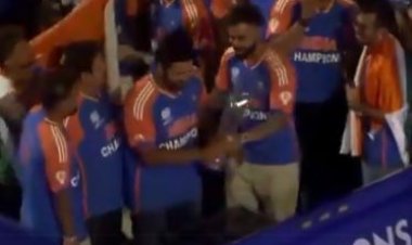 ...जब विराट कोहली ने राजीव शुक्ला को हटाया और रोहित शर्मा को थमाई वर्ल्ड कप ट्रॉफी