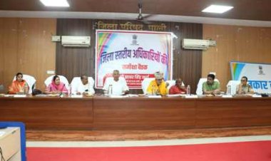 प्रभारी मंत्री ने ली अधिकारियों की बैठक, अधिकारी बजट घोषणाओं को पूरा करने के लिए मिशन मोड में जुटें