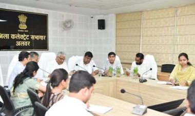 केन्द्रीय मंत्री ने ली बजट घोषणाओं के क्रियान्वयन व विकास कार्यों के संबंध में जिला स्तरीय अधिकारियों की बैठक