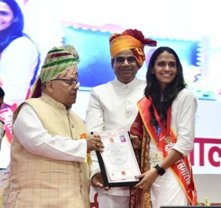 विश्वविद्यालय किताबी ज्ञान ही नहीं दे बल्कि युवाओं को देश के अच्छे नागरिक प्रदान करें: राज्यपाल
