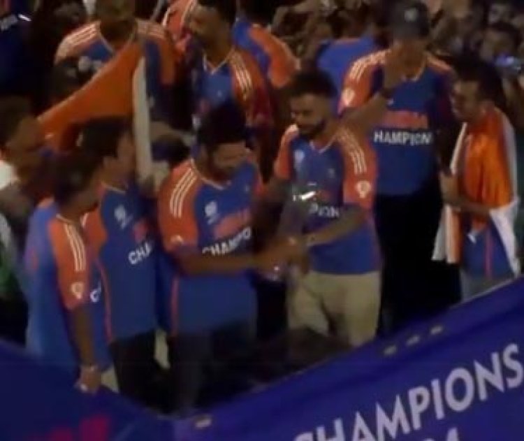 ...जब विराट कोहली ने राजीव शुक्ला को हटाया और रोहित शर्मा को थमाई वर्ल्ड कप ट्रॉफी