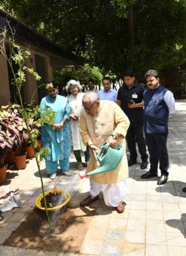 ‘एक पेड़ मां के नाम‘ अभियान: राजभवन में राज्यपाल मिश्र ने 51 पौधे लगाए गए
