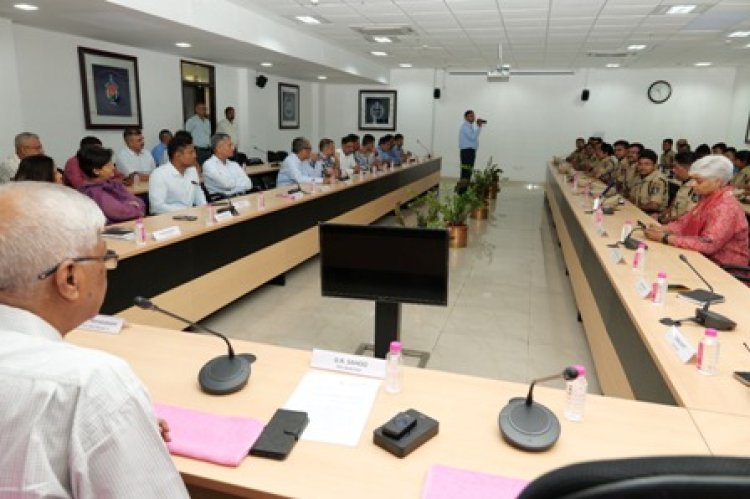 पुलिस मुख्यालय में डीजीपी से मिला प्रशिक्षु आईपीएस अधिकारियों का दल