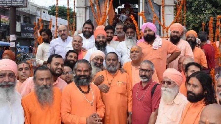 अखाड़ा परिषद ने 13 संतों और महामंडलेश्वरों को निकाला