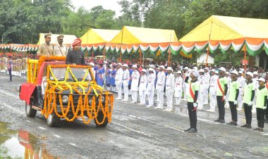 कलेक्टर सोमेश मिश्रा ने स्वतंत्रता दिवस के अवसर पर ध्वजारोहण कर ली परेड की सलामी 