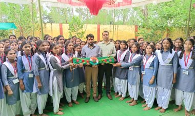 आदिवासी छात्रावास पहुंचे कलेक्टर सोमेश मिश्रा, बालिकाओं से बंधवाई राखियाँ