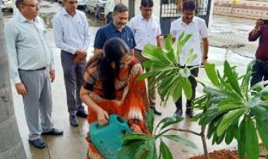 ‘‘एक पेड माँ के नाम’’ अभियान: अपेक्स बैंक में शासन सचिव, सहकारिता ने किया पौधारोपण