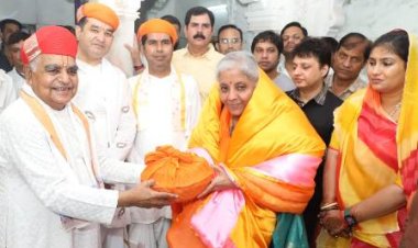 केन्द्रीय वित्त मंत्री ने किए प्रभु श्रीनाथजी के दर्शन