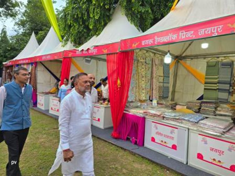 ऊर्जा मंत्री ने किया बीकानेर हाउस में तीजोत्सव मेले का भ्रमण कर राजस्थानी आर्टिजन की हौसला अफजाई की