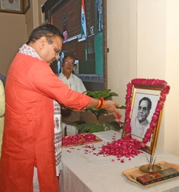 CM भजनलाल राजस्थान विधानसभा के पूर्व अध्यक्ष हरिशंकर भाभड़ा की जयंती पर पुष्पांजलि अर्पित करते हुए