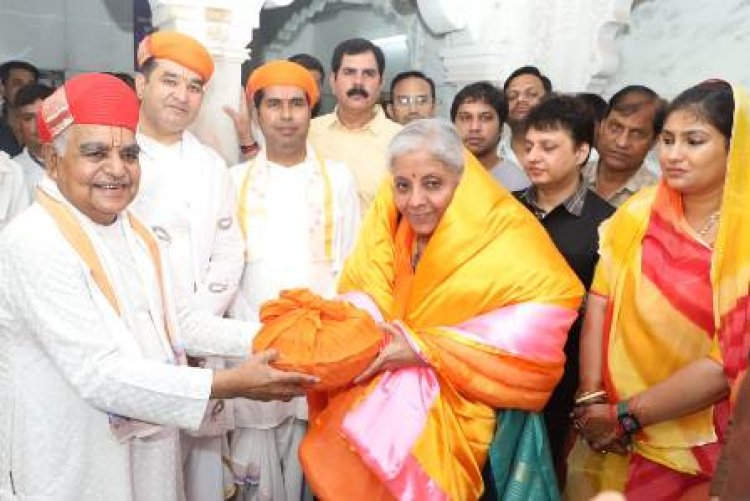 केन्द्रीय वित्त मंत्री ने किए प्रभु श्रीनाथजी के दर्शन