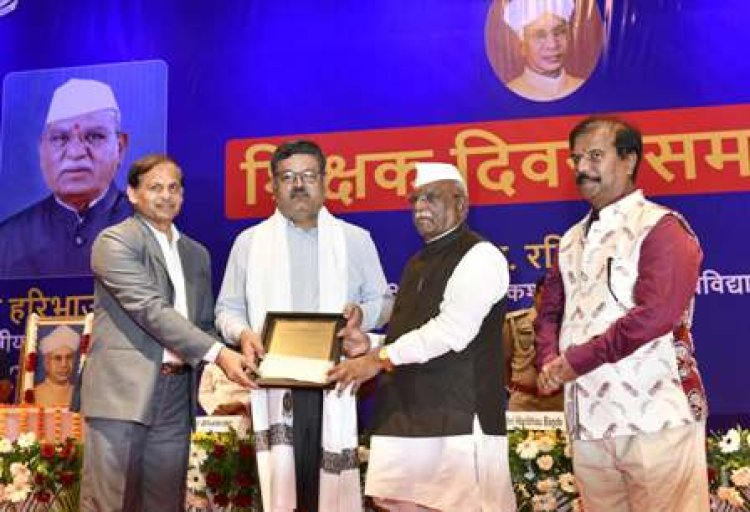 राज्यपाल ने उत्कृष्ट शिक्षकों को सम्मानित किया, विश्वविद्यालय में सोलर प्रोजेस्ट का लोकार्पण किया 