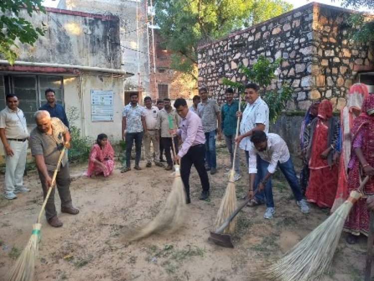 जिला कलक्टर के निर्देश पर अधिकारियों एवं कर्मचारियों का सफाई अभियान