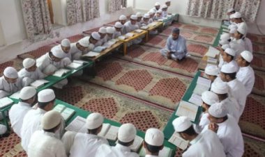 मदरसा बोर्ड बंद करने की सिफारिश, सरकारी फंडिंग भी बंद हो