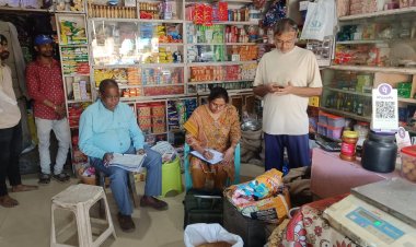 जिले के खाद्य प्रतिष्ठानों से जाँच हेतु खाद्य सामग्री का नमूना लिया गया