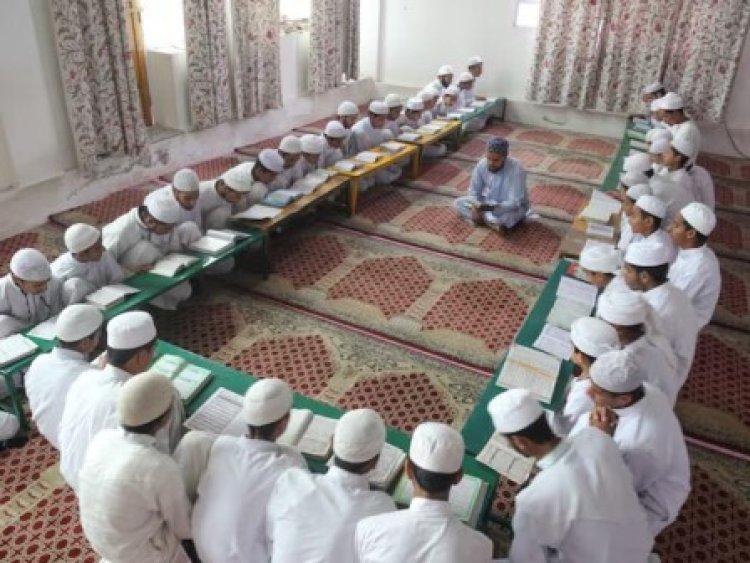 मदरसा बोर्ड बंद करने की सिफारिश, सरकारी फंडिंग भी बंद हो
