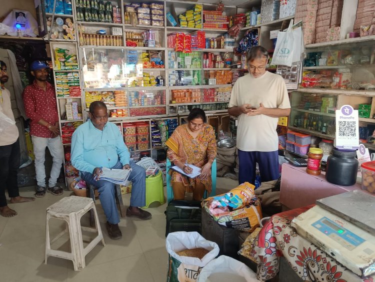 जिले के खाद्य प्रतिष्ठानों से जाँच हेतु खाद्य सामग्री का नमूना लिया गया