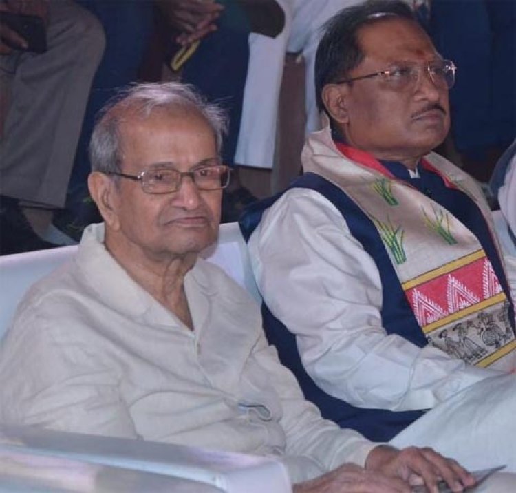 भारत मंडपम में दूर खड़े एक बुजुर्ग को CM साय ने पास बुलाया और अपने साथ बैठने का किया आग्रह