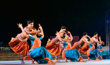 କୋଣାର୍କ ଠାରେ ୩୫ ତମ କୋଣାର୍କ ଉତ୍ସଵ ୨୦୨୪ କୁ ଆନୁଷ୍ଠାନିକ ଭାବେ ପ୍ରଦୀପ ପ୍ରଜ୍ଜ୍ୱଳନ କରି ଉଦ୍ଘାଟନ କରୁଛନ୍ତି ମୁଖ୍ୟମନ୍ତ୍ରୀ ଶ୍ରୀ ମୋହନ ଚରଣ ମାଝୀ ।