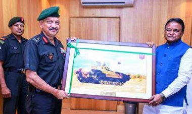 Lieutenant General Padam Singh Shekhawat ,AVSM,SM, General Officer Commanding Madhya Bharat Area calls on Chief Minister Shri Mohan Charan Majhi at OLA Chamber on 2 December 2024