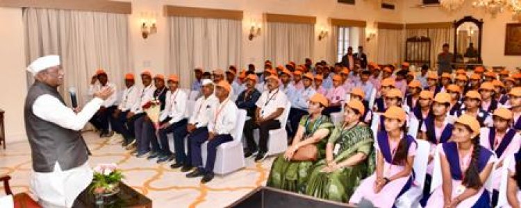 राज्यपाल ने छत्रपति संभाजी नगर के विद्यार्थियों से किया संवाद- "राष्ट्र प्रथम" की सोच के साथ जीवन में आगे बढ़ने की दी शुभकामनाएं