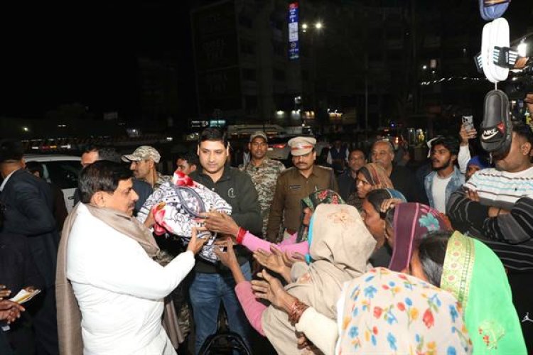 मुख्यमंत्री डॉ. यादव ने देर रात भोपाल के रैन बसेरों में पहुँचकर जरूरतमंदों और महिलाओं को वितरित किए कंबल