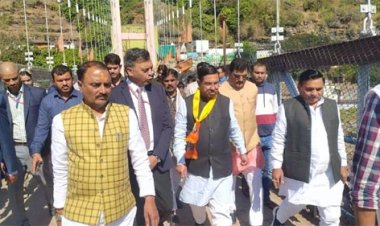 केन्द्रीय ऊर्जा मंत्री जोशी एवं ऊर्जा मंत्री शुक्ला ने ओंकारेश्वर में किया फ्लोटिंग सोलर परियोजना का निरीक्षण