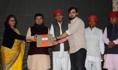 प्रभारी मंत्री के के बिश्नोई ने नवनियुक्त कर्मयोगियों को कर्मयोगी किट का वितरण किया