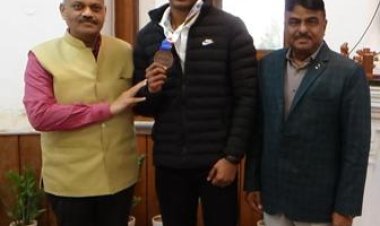 आठवीं नेशनल बॉक्सिंग चैंपियनशिप, उप कारापाल की ट्रेनिंग ले रहे हर्ष चौधरी ने जीता कांस्य पदक, डीजी जेल गुप्ता ने की हौसलाअफ़जाई