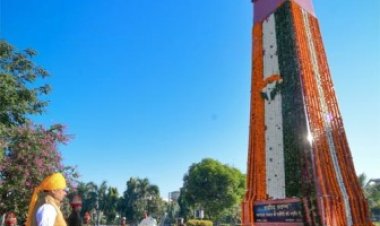 मुख्यमंत्री ने शहीद स्मारक पर श्रद्धासुमन अर्पित किए