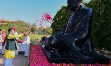 मुख्यमंत्री भजनलाल ने महात्मा गांधी जी की प्रतिमा पर श्रद्धासुमन किए अर्पित