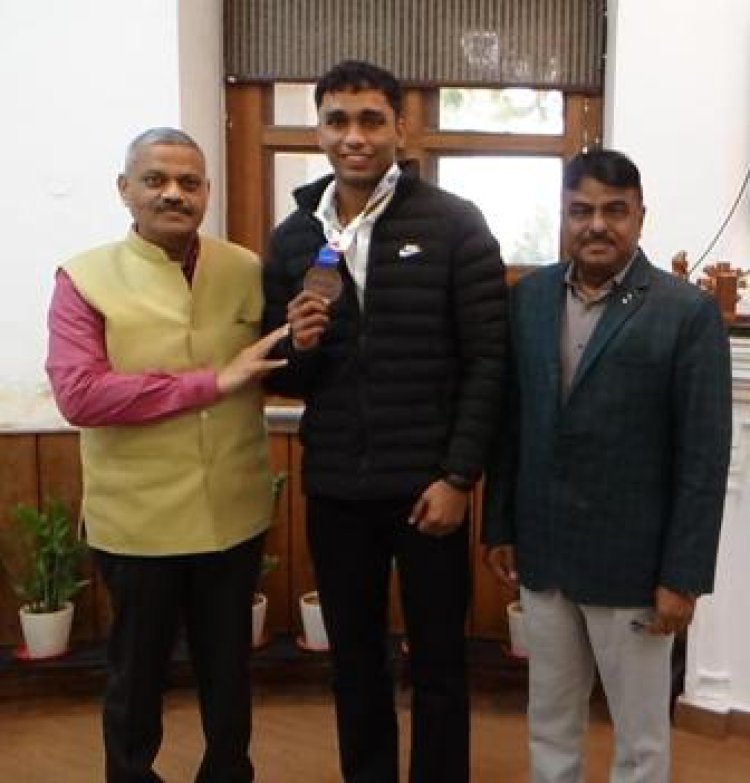आठवीं नेशनल बॉक्सिंग चैंपियनशिप, उप कारापाल की ट्रेनिंग ले रहे हर्ष चौधरी ने जीता कांस्य पदक, डीजी जेल गुप्ता ने की हौसलाअफ़जाई