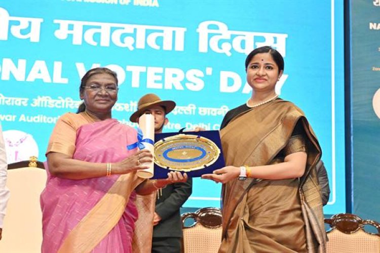 राष्ट्रपति मुर्मु ने स्वीप गतिविधियों के लिये झाबुआ कलेक्टर सुनेहा मीणा को किया सम्मानित