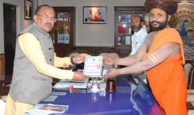 विधान सभा अध्‍यक्ष से कानपुर के संत पीठाधीश्‍वर ने की मुलाकात, विधान सभा अध्‍यक्ष को नित्‍येश्‍वर ज्ञान गंगा भेंट