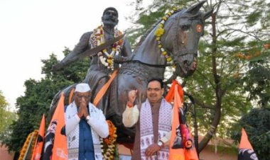 राज्यपाल और मुख्यमंत्री ने शिवाजी की प्रतिमा पर माल्यार्पण कर श्रद्धा सुमन अर्पित किए