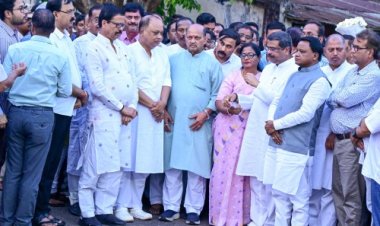 ମୁଖ୍ୟମନ୍ତ୍ରୀ ଶ୍ରୀ ମୋହନ ଚରଣ ମାଝୀ ଭୁବନେଶ୍ୱର ବିମାନ ବନ୍ଦର ଠାରେ ପୂର୍ବତନ କେନ୍ଦ୍ର ମନ୍ତ୍ରୀ ଡାକ୍ତର ଦେବେନ୍ଦ୍ର ପ୍ରଧାନ ଙ୍କ ମରଶରୀର ରେ ପୁଷ୍ପମାଲ୍ୟ ଦେଇ ଶ୍ରଦ୍ଧାଞ୍ଜଳି ଅର୍ପଣ କରୁଛନ୍ତି