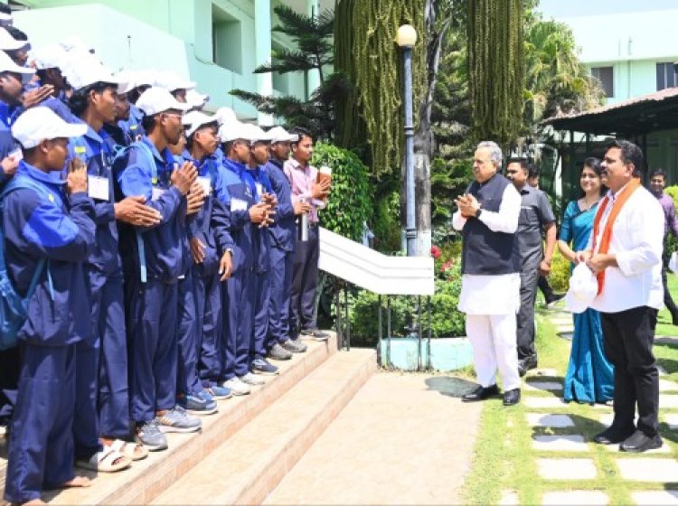 सुकमा के ग्रामीणों ने पहली बार राजधानी का किया भ्रमण, विधानसभा कार्यवाही देखकर हुए उत्साहित