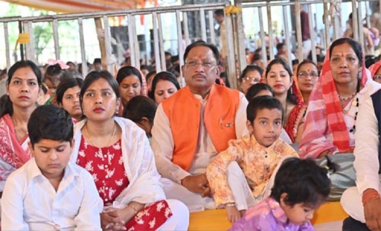 मुख्यमंत्री साय ने विशेष पिछड़ी जनजाति पहाड़ी कोरवा और बिरहोर जनजाति परिवारों के साथ बैठकर सुनी कथा